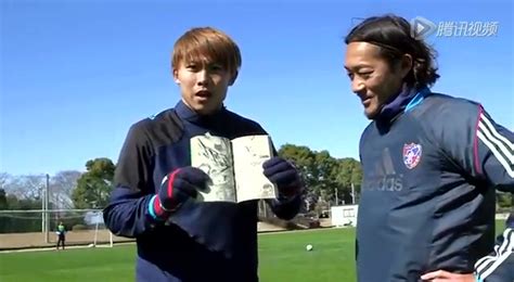 日本球员演真人版足球小将 复制神迹剃刀射门_体育_腾讯网