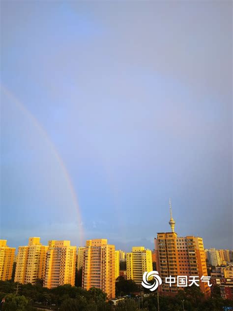 暴风雨后天空中的多色双彩虹高清图片下载-正版图片503321371-摄图网
