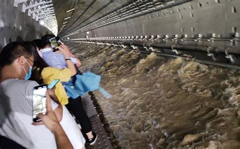 洪水涌入郑州地铁5号线，一车厢的人被困，水位淹过肩膀，车厢内空气越来越少_爆炸