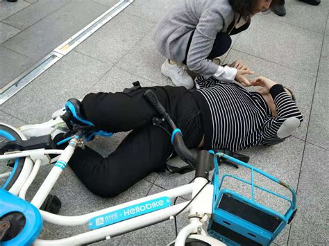 痛！长沙一11岁男孩骑共享车摔倒，车把扎进大腿 - 今日关注 - 湖南在线 - 华声在线