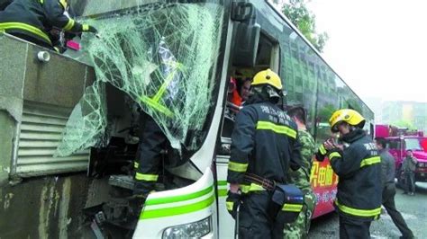 沪恒隆门口公交车车祸致2死1伤 肇事司机被控制_新民社会_新民网