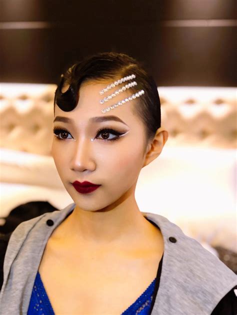 拉丁舞妆容甜美女生头像