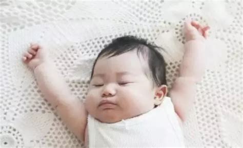 宝宝睡觉总是举起双手是怎么回事 宝宝睡觉为什么要举手 _八宝网
