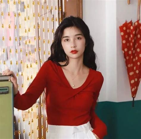 甜美女生头像红色系真人