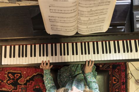 钢琴女孩素材-钢琴女孩图片-钢琴女孩素材图片下载-觅知网