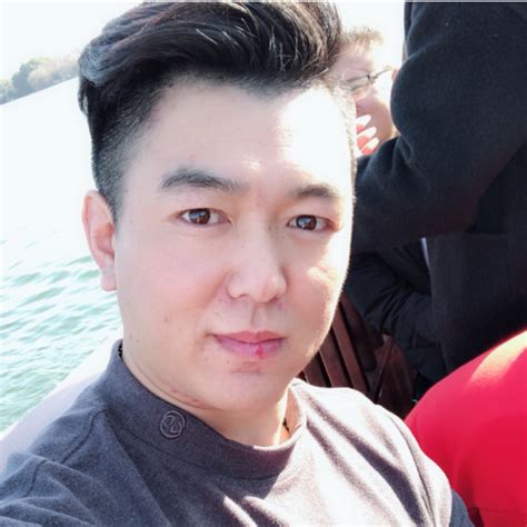 帅气大叔自拍照图片