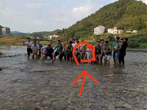 14岁男孩游泳被冲泄洪渠道 消防官兵沿石壁救起_凤凰湖南