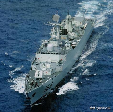 055驱逐舰抵青岛 首次与辽宁舰同框_凤凰网