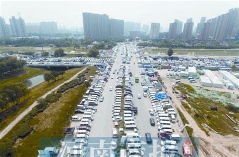 郑州这个二手车市场越来越“疯狂”，连成“火车”杵在马路上！-新浪汽车