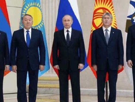 五国元首为何齐聚俄罗斯? 普京坐在中间, 略显尴尬
