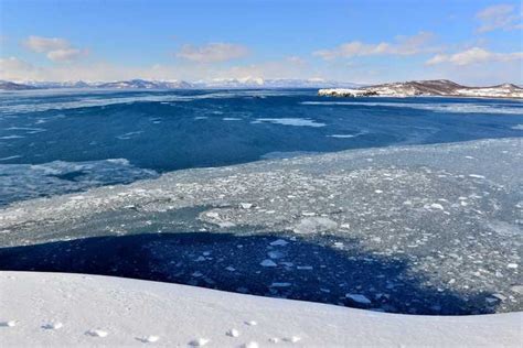 在西伯利亚贝加尔湖的日落在冬天高清图片下载-正版图片503629351-摄图网