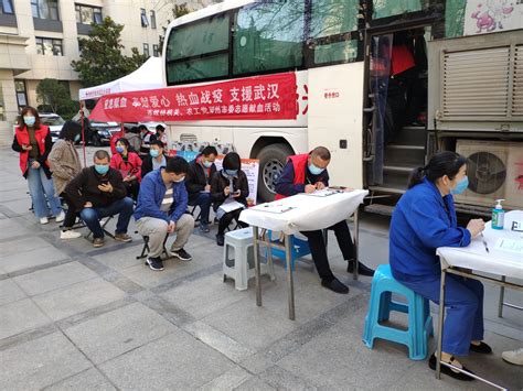 郑州人爱心热血战“疫” 坐在小马扎上排队献血-大河新闻