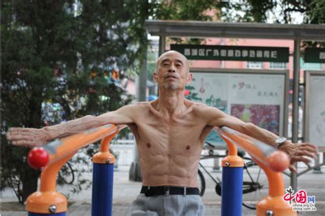 北京65岁老人坚持练单双杠 15年成肌肉男_肌肉网