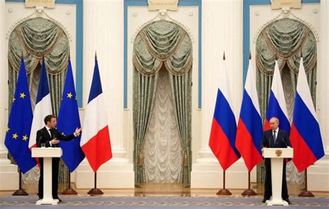 俄法会晤，普京隔着10米谈判桌强硬警告：想再来一次俄法战争吗？__财经头条