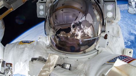 宇航员Terry Virts的太空自拍照 (© NASA)