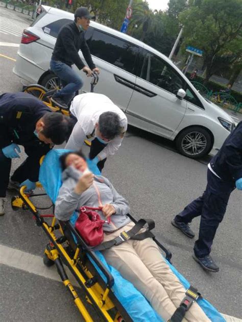 学生徒手掰车，救出被卷车中的环卫工_凤凰网视频_凤凰网