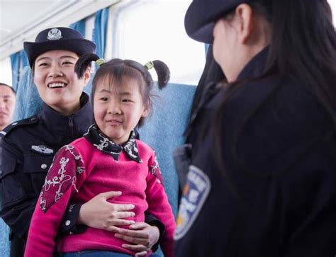 5岁女孩夜晚找妈妈迷路 铁路民警暖心救助|女孩|民警|小女孩_新浪新闻