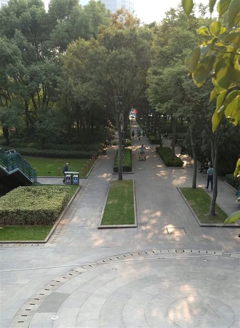 徐家汇公园的雕塑就是根据马赛市的同名雕塑，在上海特别的。
