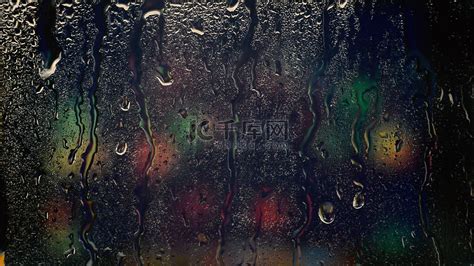 下雨天玻璃上的雨滴滑落高清摄影大图-千库网