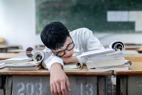 在大学课堂睡觉的男生高清摄影大图-千库网