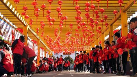 河北迁安：小学生巧手做灯笼 红红火火迎新年-人民图片网