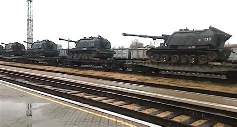 美媒：俄罗斯装甲大军正涌向俄乌边境，危机迫在眉睫_凤凰网