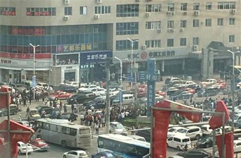监控画面：河北平乡县一小轿车撞上重型货车 致3死2伤_凤凰网视频_凤凰网