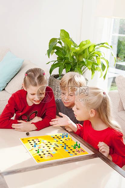 三个孩子玩棋盘游戏高清图片下载-正版图片501463338-摄图网