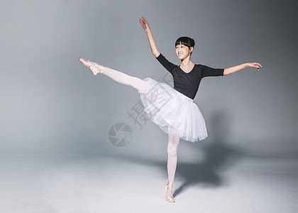 穿黑色裙子跳芭蕾舞的青年女人高清图片下载-正版图片507686499-摄图网