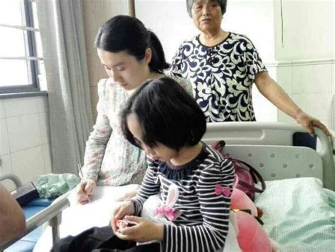 江苏再曝继母虐童：扬州8岁女童被打到脑出血-搜狐新闻