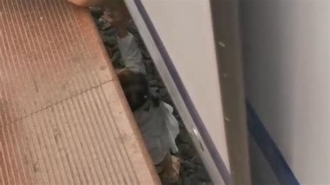 幼童跌入高铁站台缝隙，目击者：孩子已被救出_七环视频_澎湃新闻-The Paper