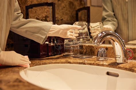 酒店保洁员客房洗漱区域整理清洁高清图片下载-正版图片501705263-摄图网