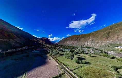 坐落在西藏昌都地区八宿县境内的高山峡谷间