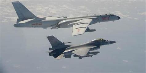 台湾海峡上空，解放军军机和美军机“交锋”_凤凰网视频_凤凰网