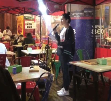视频| 萌化了！上海浦东一小区解封后，女童上街唱起了歌_新浪新闻