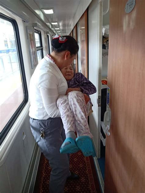86岁老人坐轮椅乘火车 列车乘务员悉心照料获赞-半岛网