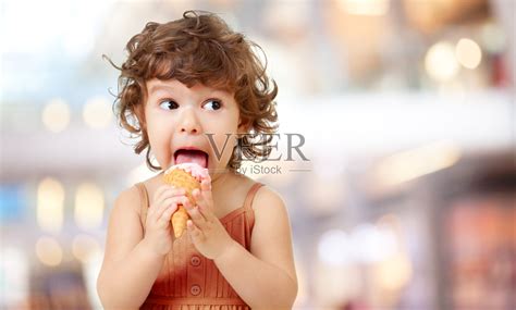 孩子们在吃冰淇淋。可爱的卷毛小孩吃冰淇淋。照片摄影图片_ID:133869221-Veer图库