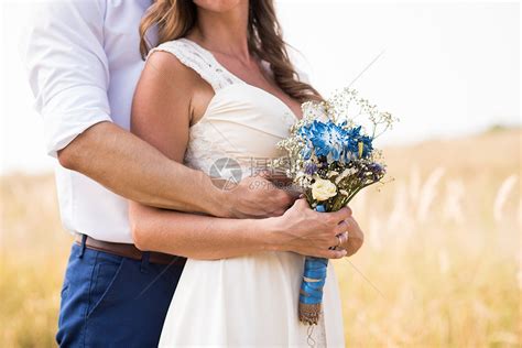 女孩在背景侧观下抱着新新娘和新郎的花束高清图片下载-正版图片321857756-摄图网