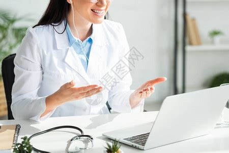 医学,医疗人的医生与处方打字笔记本电脑坐诊所的桌子上医生诊所用笔记本电脑打字高清图片下载-正版图片300431256-摄图网