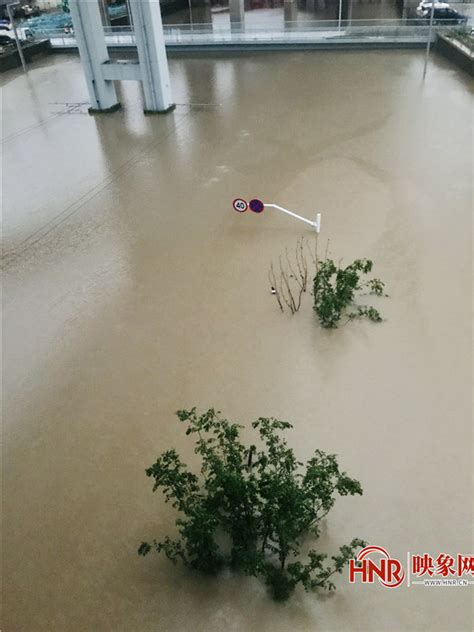 四川达州突降暴雨：汽车驾驶位被淹没，河流水位暴涨接近桥面_腾讯视频