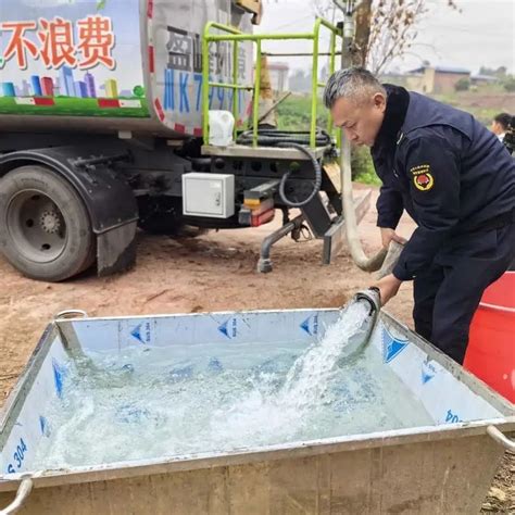 解决群众用水困难！隆昌市综合行政执法局为民送水