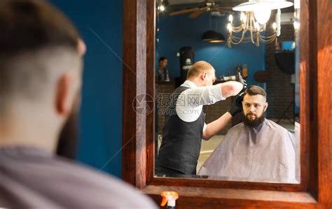 理发店里顾客的男理发师剪头发高清图片下载-正版图片503614707-摄图网