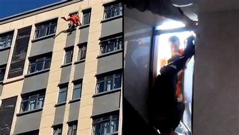 男子坐12楼窗台欲轻生，消防员从楼顶飞身将其“踹”回屋内_凤凰网视频_凤凰网