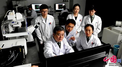 深耕基础研究，中国科研人员讲述海外实验室里的新冠疫苗故事_凤凰网视频_凤凰网