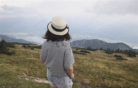 站在山顶看风景的女人背影高清图片下载-正版图片501218418-摄图网