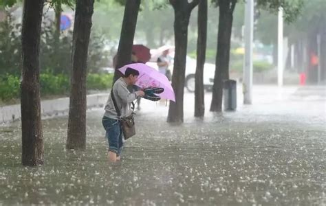 武汉迎来梅雨期首场大暴雨 8000多次闪电点亮夜空-图片频道