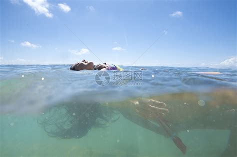 大海里仰泳的年轻女孩特写高清图片下载-正版图片502053712-摄图网