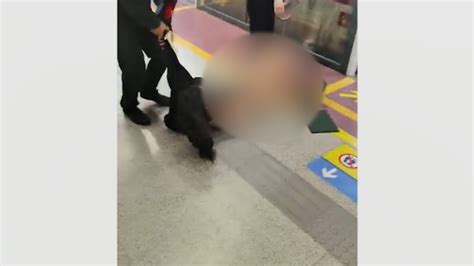 西安警方介入地铁女乘客被拖离事件：目前正在处理_七环视频_澎湃新闻-The Paper