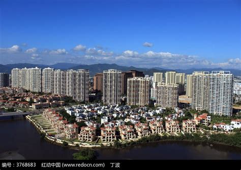 蓝天白云下俯瞰三亚凤凰水城小区高清图片下载_红动中国