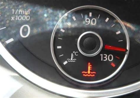 机油压力警告灯亮的原因是什么？机油压力异常会有什么危害 - 汽车维修技术网